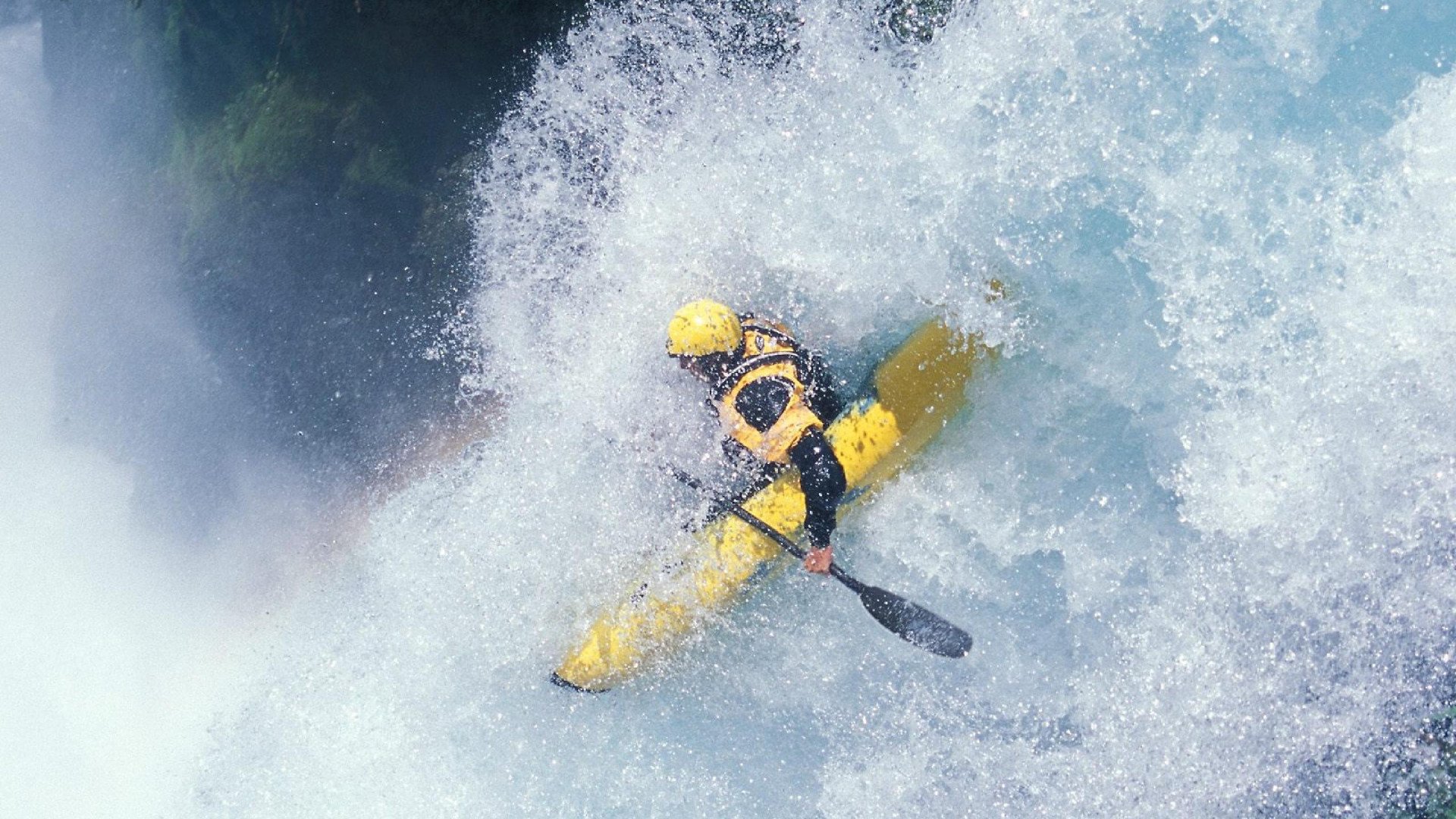 逆境中的“钢铁战队”——不屈不挠的足球精神，钢铁战队是哪个公司