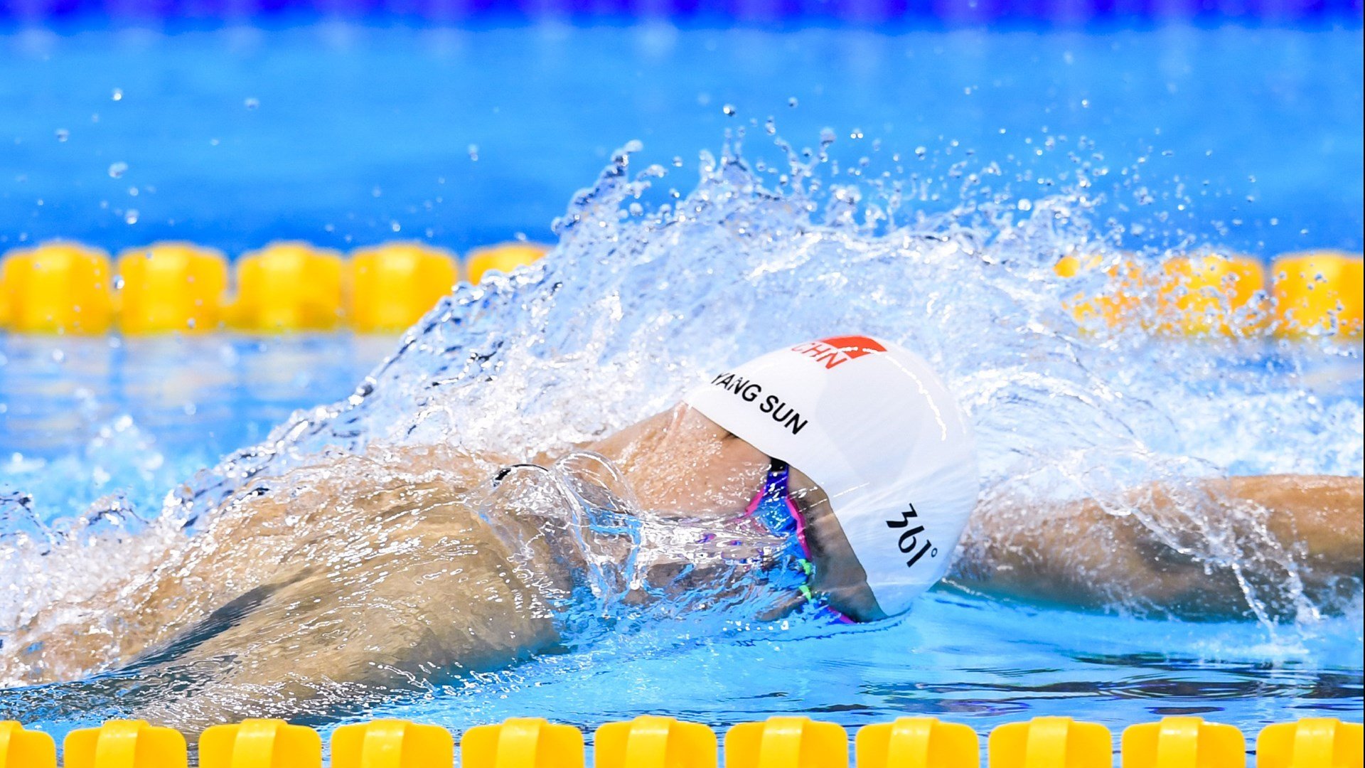 《强阵容对决：极具看点的顶级战队对决》，阵容强大下一句是什么